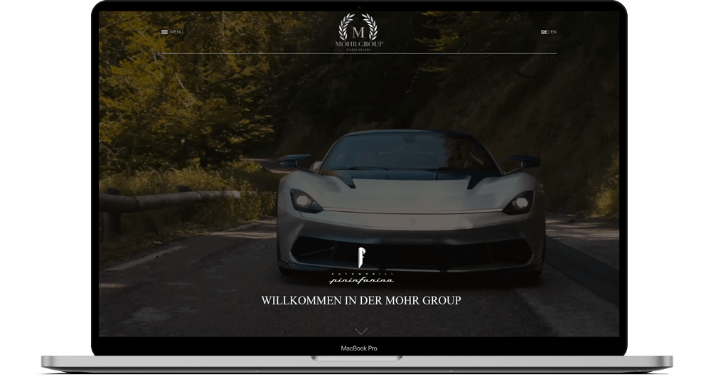 Mockup einer Website auf Laptop- und Smartphone-Bildschirm.